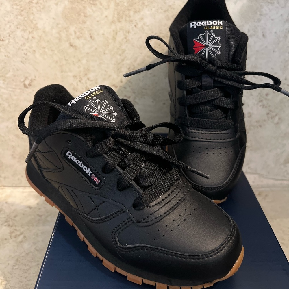 Little girl Reebok black Classic Leather kids running shoes size 12.5